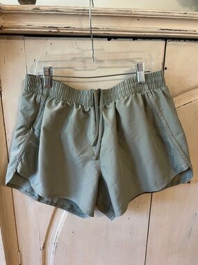 Under Armour Green Athletic Shorts Built-In Brief Loose Fit Women’s M